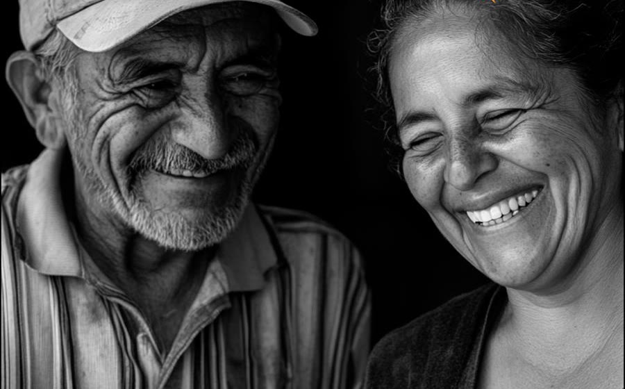 Una pareja mayor riendo juntos